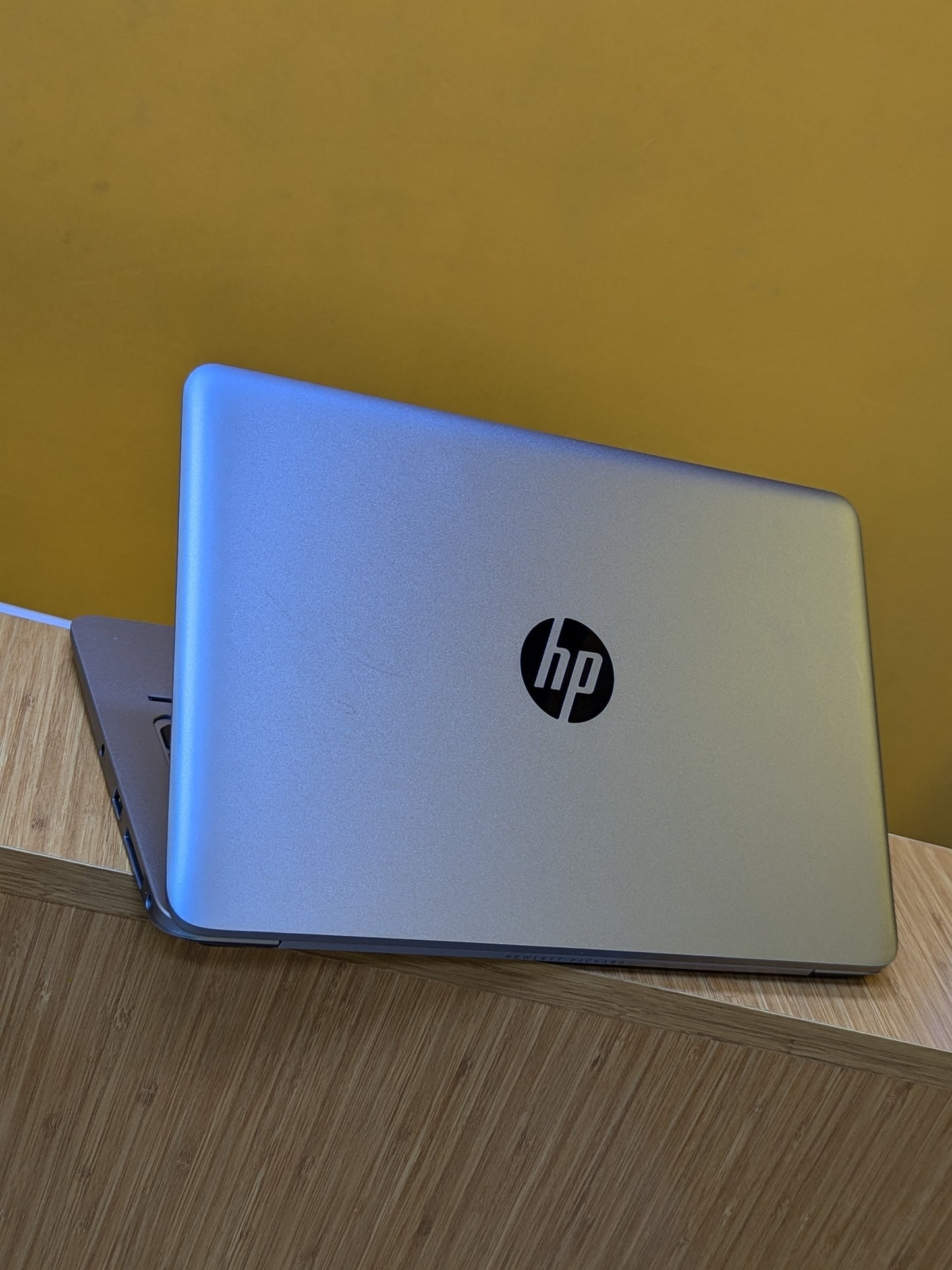 Hp Elitebook 1020 G1 Core m ram 8gb Storage SSD 256gb Touch screen Ultra Slim laptop Size 12.6" Metalic Material Color Silver