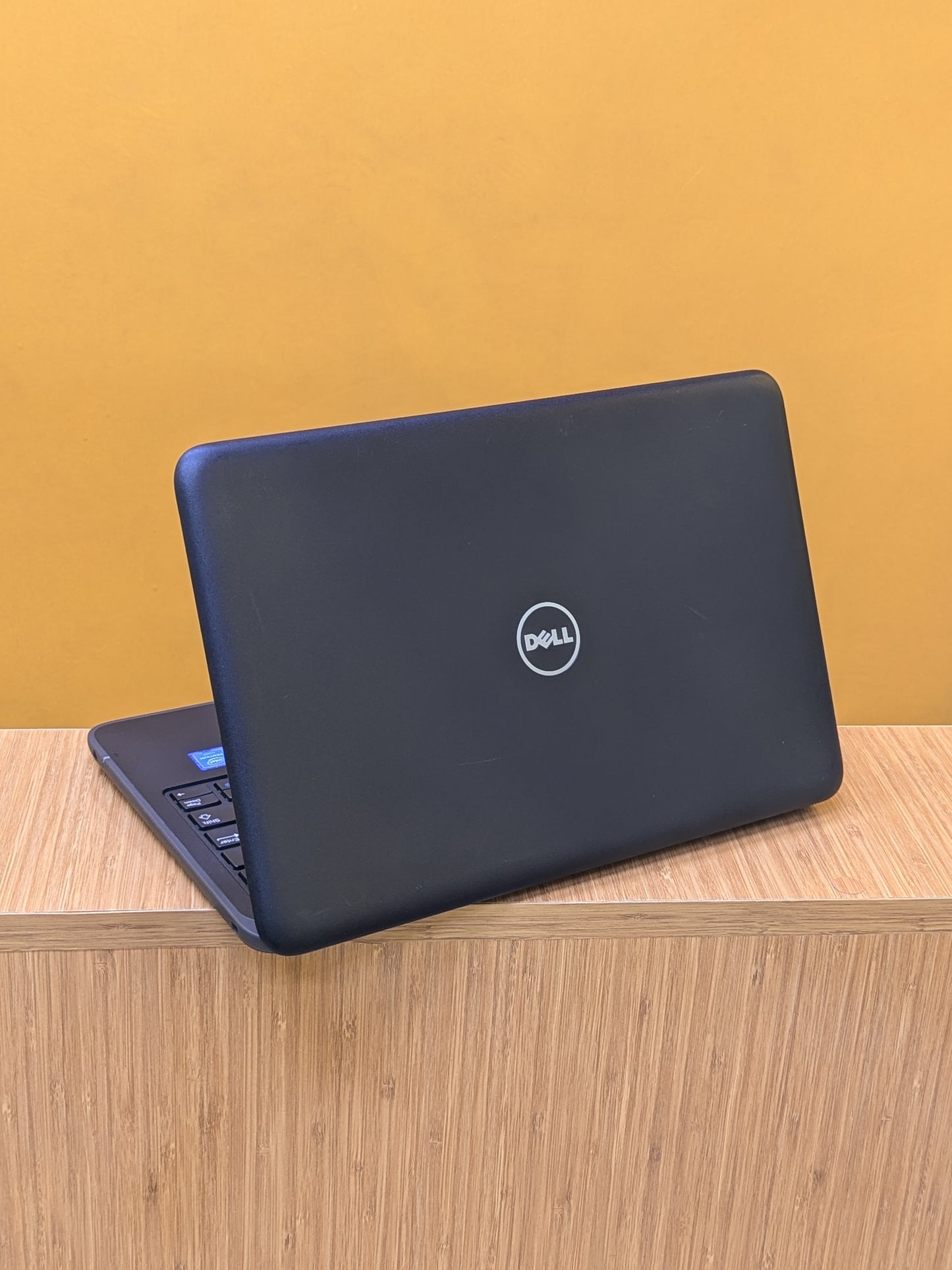 Dell Latitude 3180 intel pentium Ram 4gb SSD 64gb Windows 10 pro.