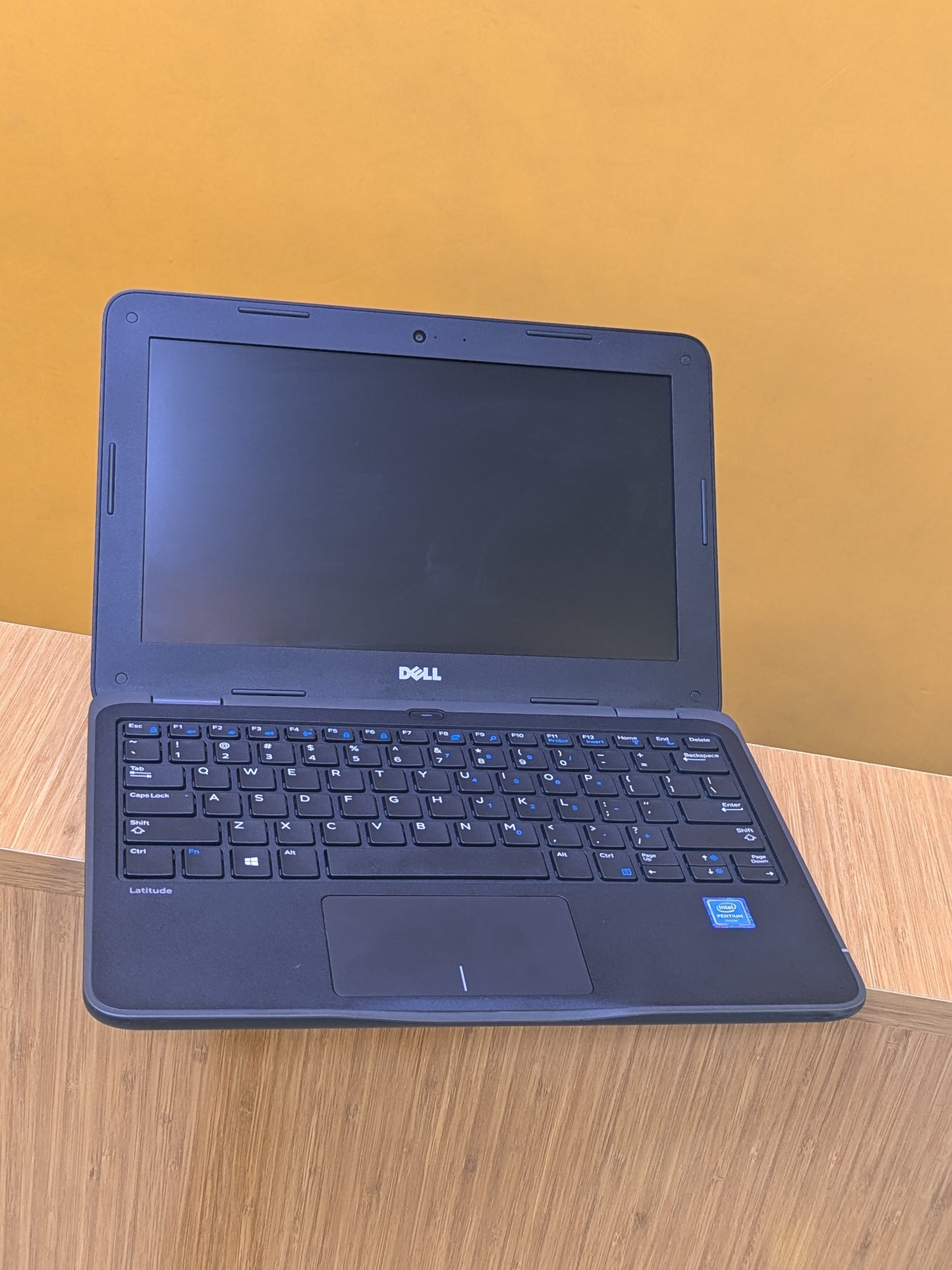 Dell Latitude 3180 intel pentium Ram 4gb SSD 64gb Windows 10 pro.