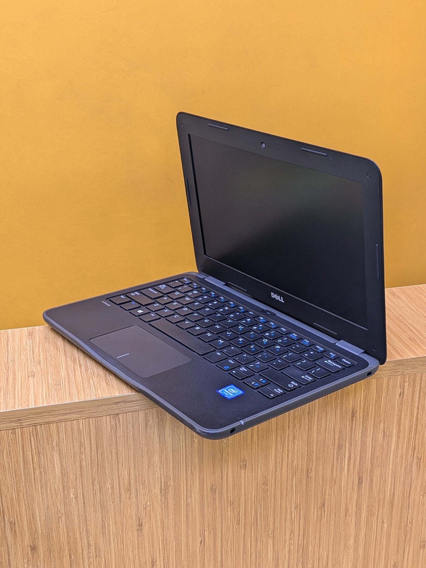 Dell Latitude 3180 intel pentium Ram 4gb SSD 64gb Windows 10 pro.
