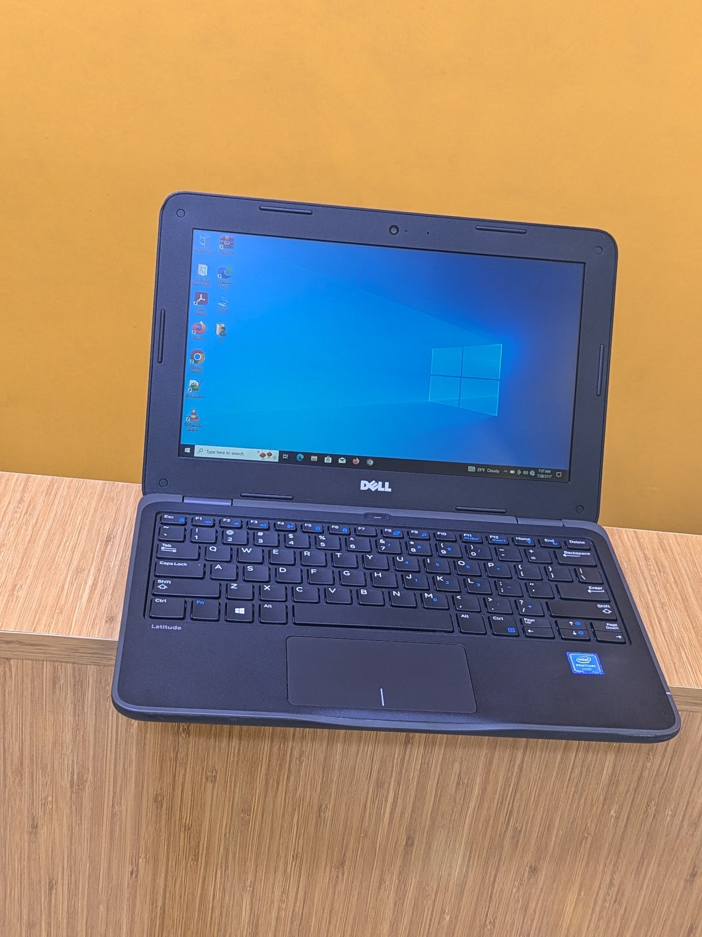 Dell Latitude 3180 intel pentium Ram 4gb SSD 64gb Windows 10 pro.