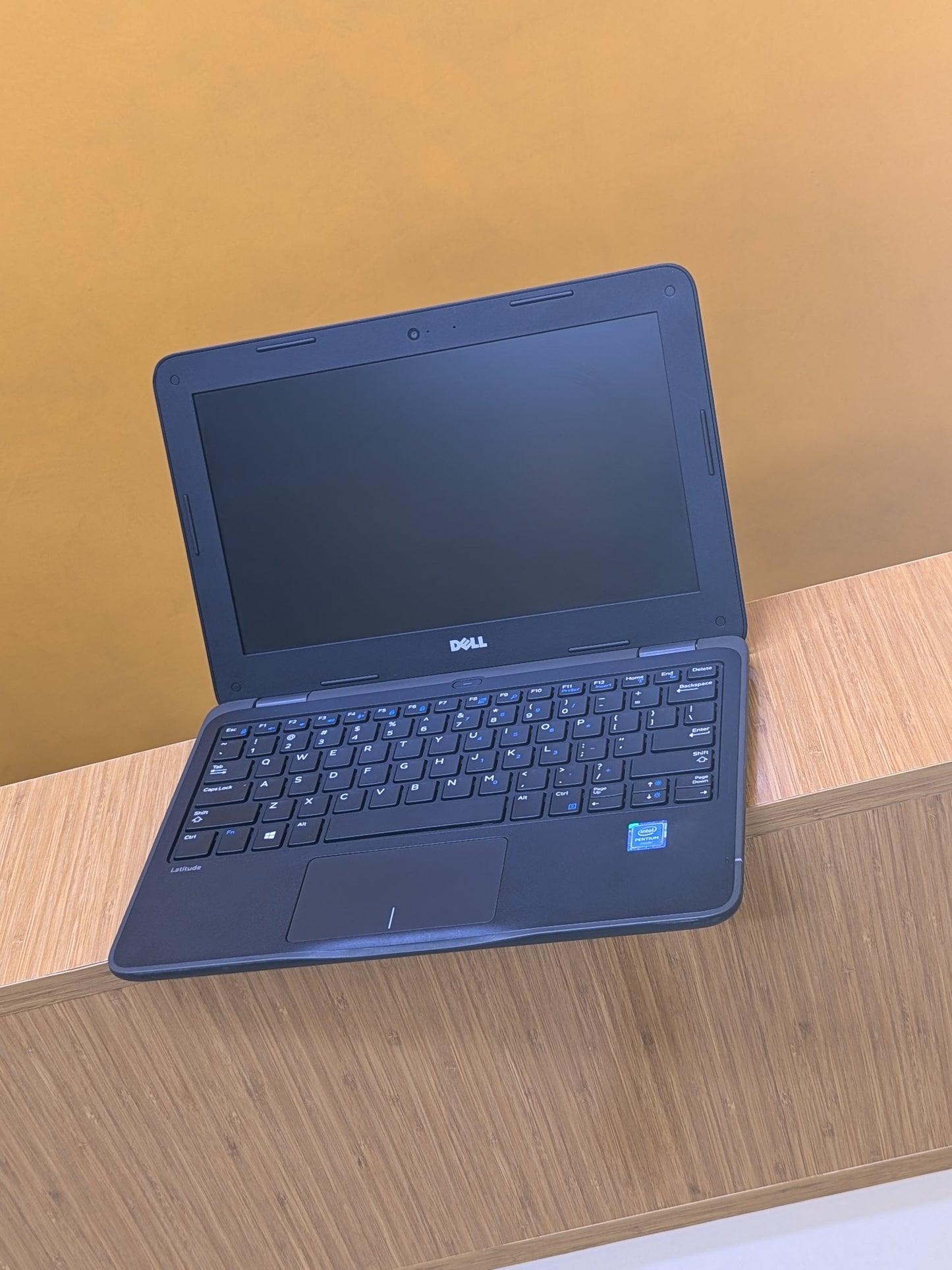 Dell Latitude 3180 intel pentium Ram 4gb SSD 64gb Windows 10 pro.