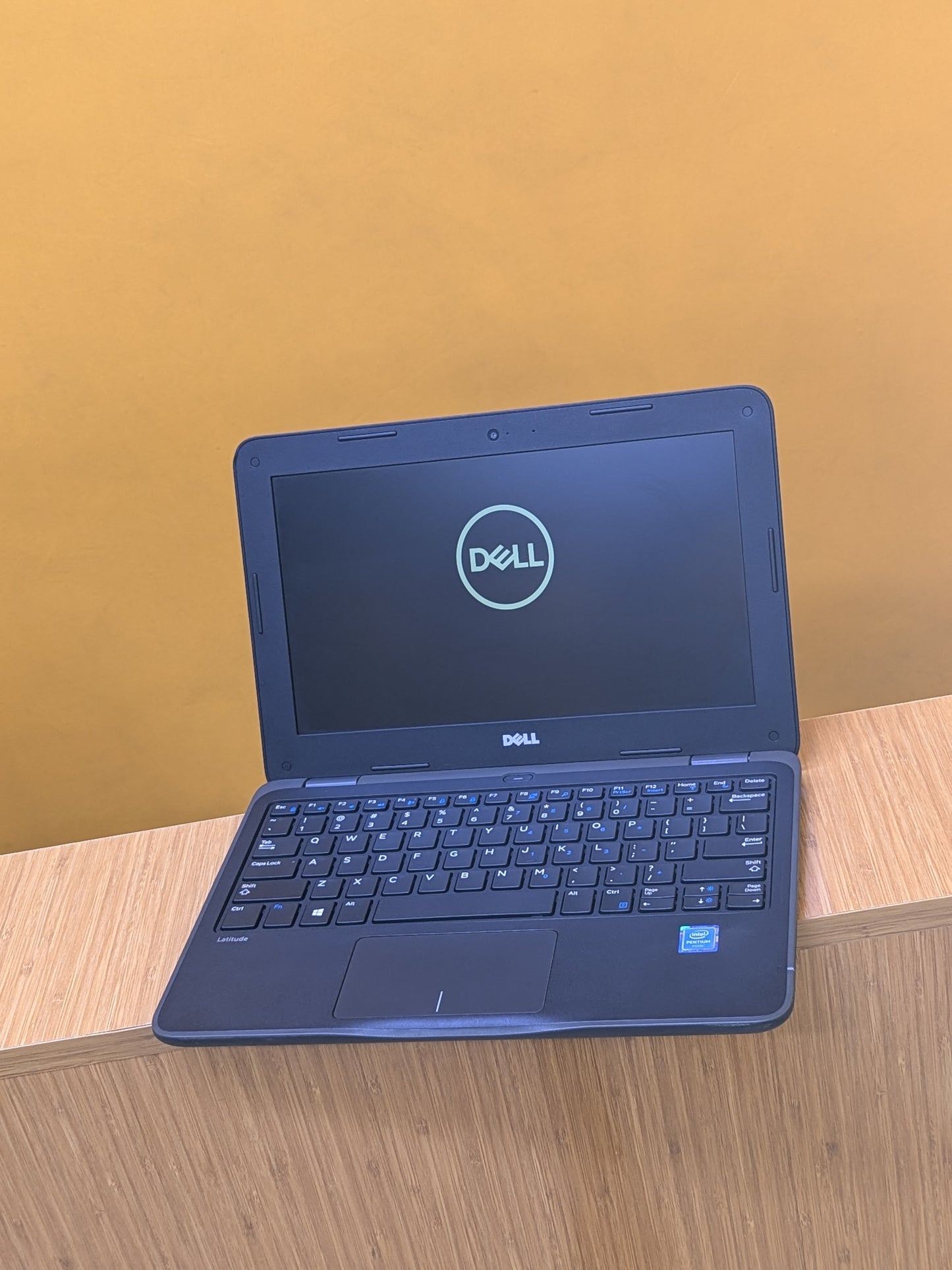 Dell Latitude 3180 intel pentium Ram 4gb SSD 64gb Windows 10 pro.
