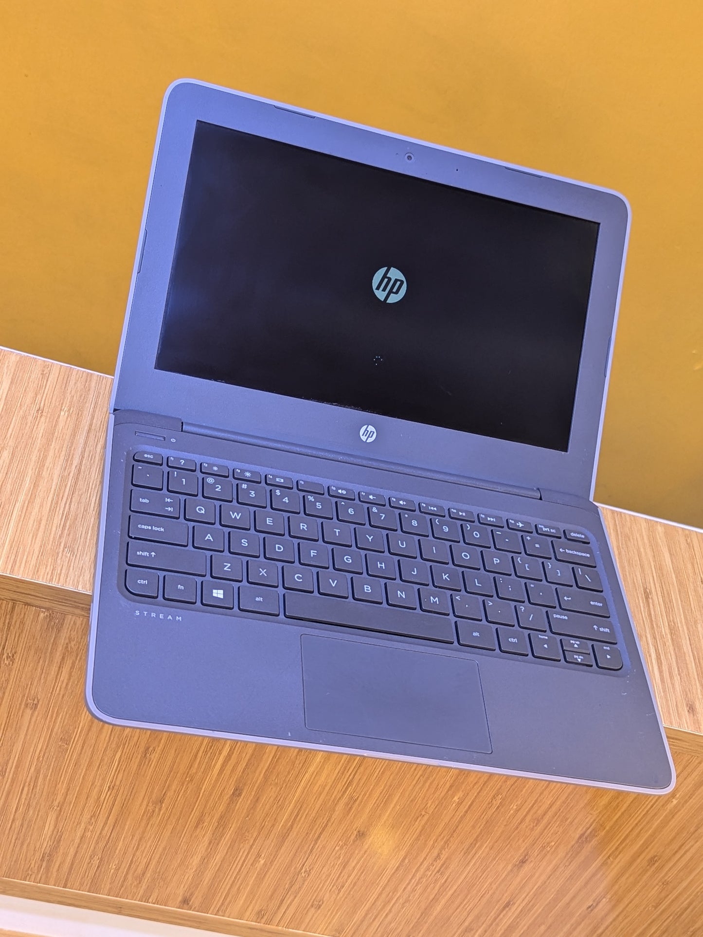 Hp Streambook G5 intel Core 2 Duo Ram 4GB Storage SSD 64GB + 250GB External HDD display size 12.6"