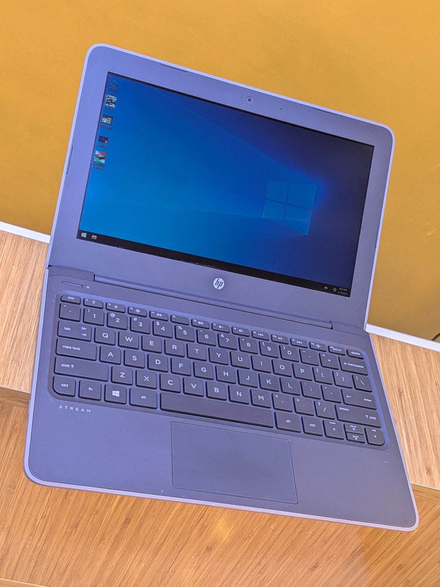 Hp Streambook G5 intel Core 2 Duo Ram 4GB Storage SSD 64GB + 250GB External HDD display size 12.6"