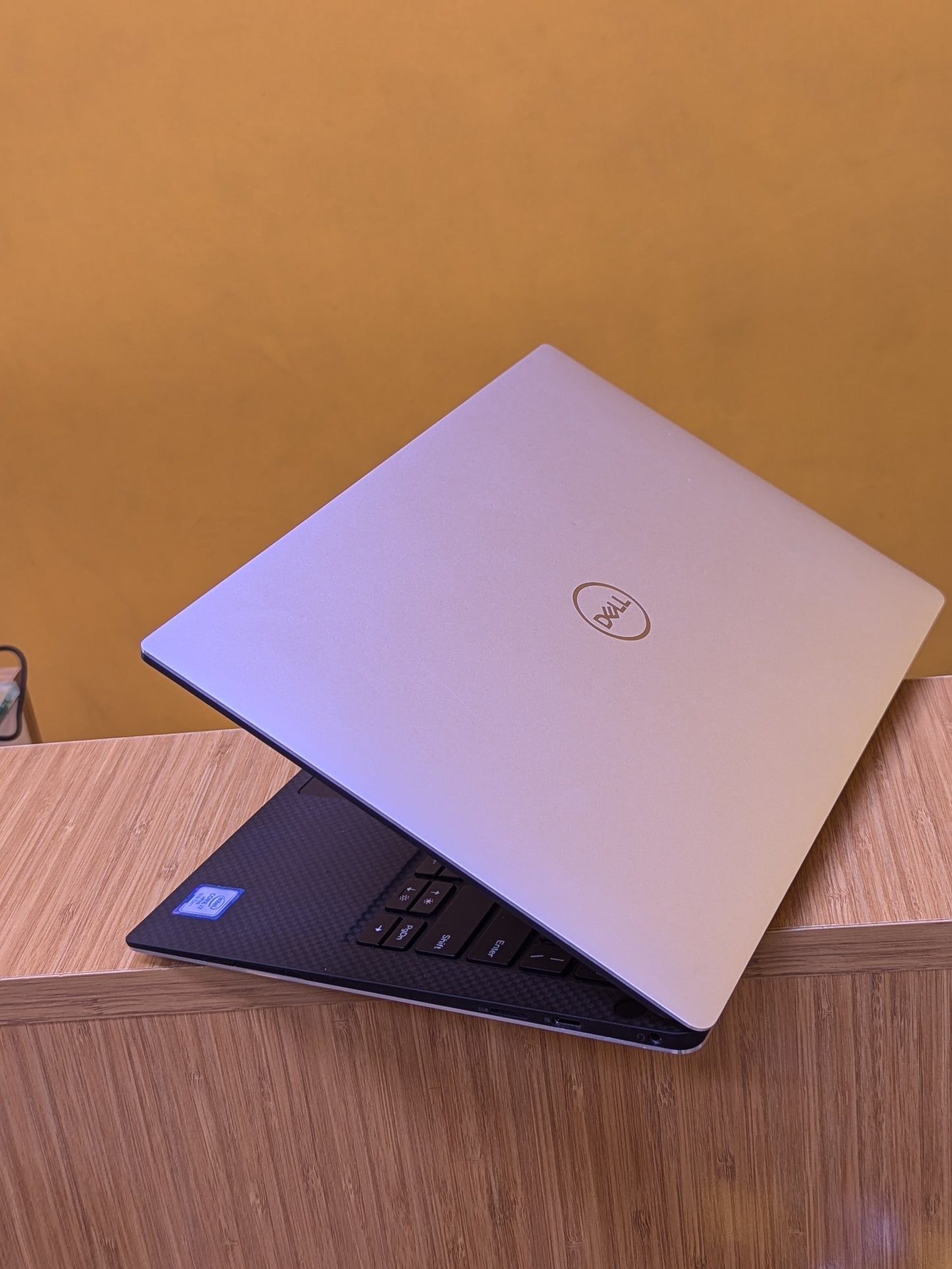 Dell xps 13 9370 intel Core i7 Ram 16GB SSD 512GB 8th Generation Resolution Full HD Display size 13"