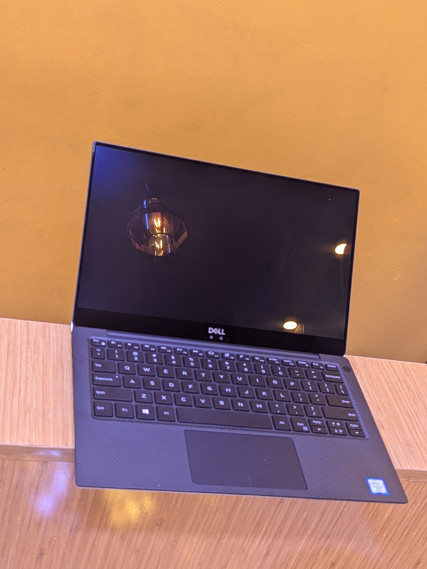 Dell xps 13 9370 intel Core i7 Ram 16GB SSD 512GB 8th Generation Resolution Full HD Display size 13"