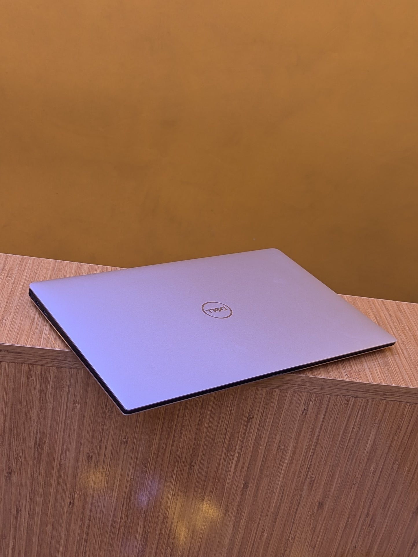 Dell xps 13 9370 intel Core i7 Ram 16GB SSD 512GB 8th Generation Resolution Full HD Display size 13"