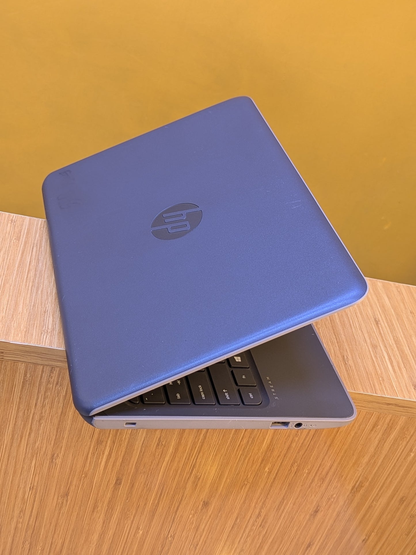 Hp Streambook G5 intel Core 2 Duo Ram 4GB Storage SSD 64GB + 250GB External HDD display size 12.6"