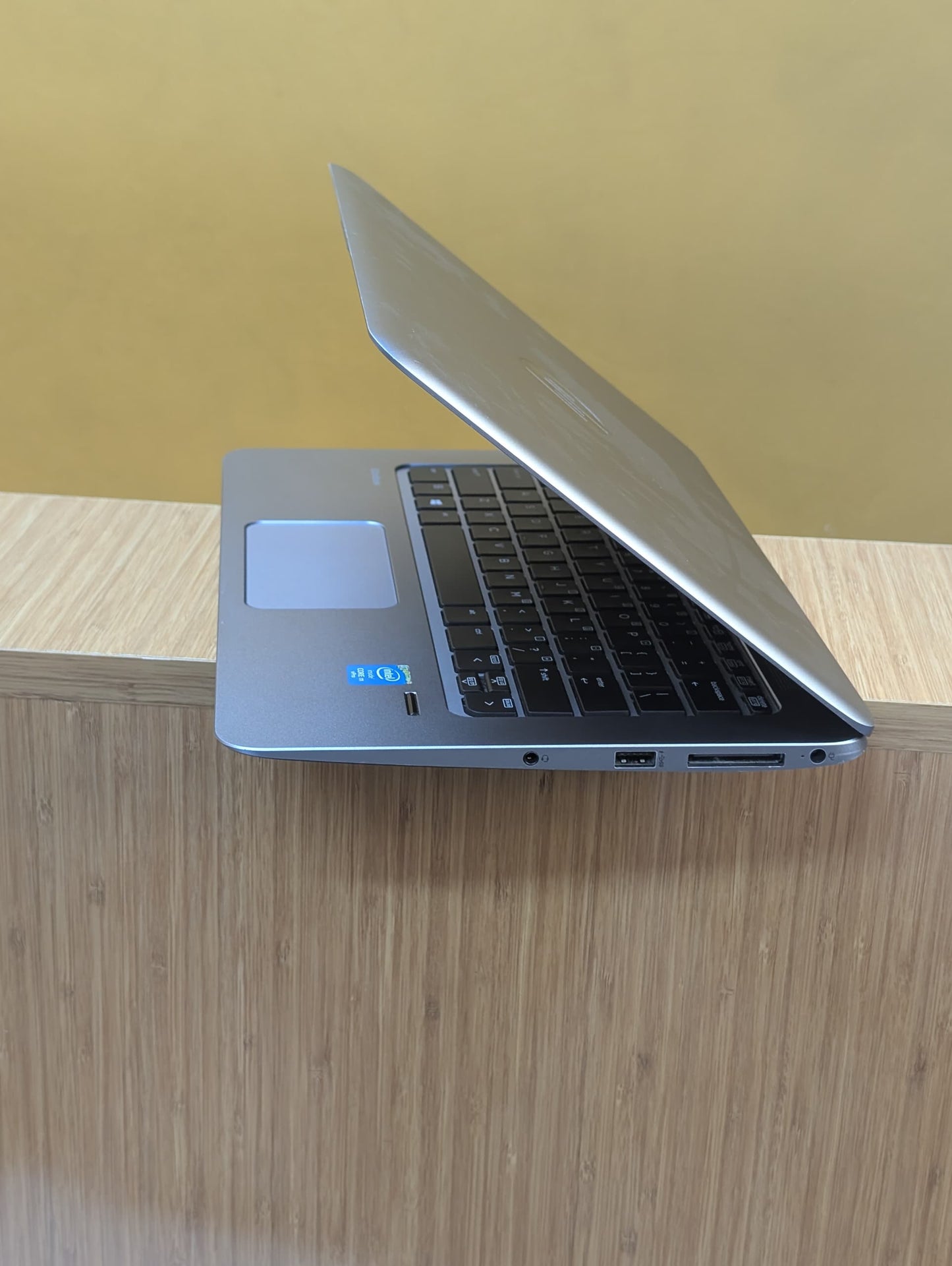 HP Elitebook Folio 1020 G1 Core M Ram 8gb SSD 256gb Display Size 13 Inches Super Slim Design