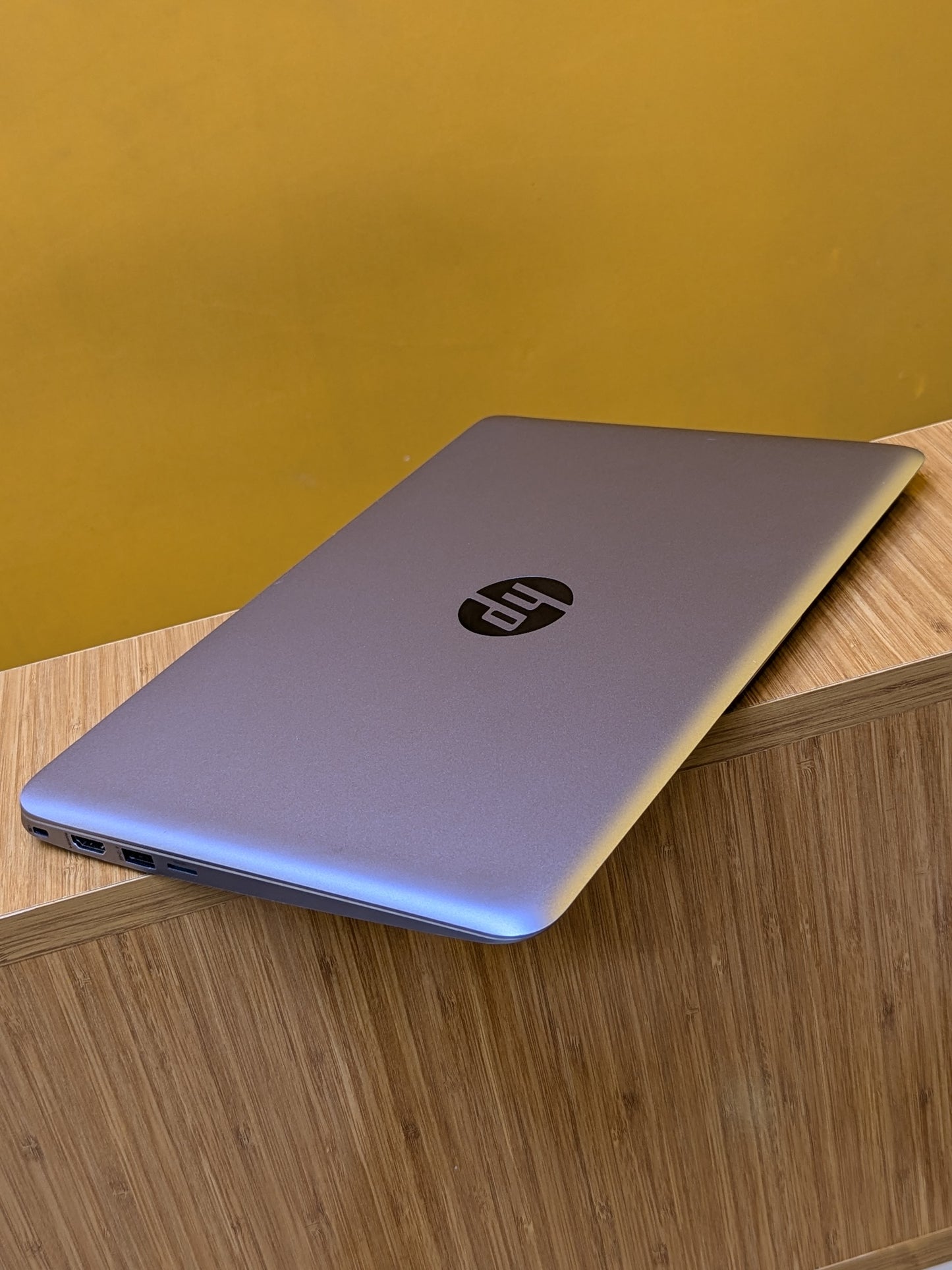 Hp Elitebook 1020 G1 Core m ram 8gb Storage SSD 256gb  Touch screen Ultra Slim laptop Size 12.6" Metalic Material Color Silver