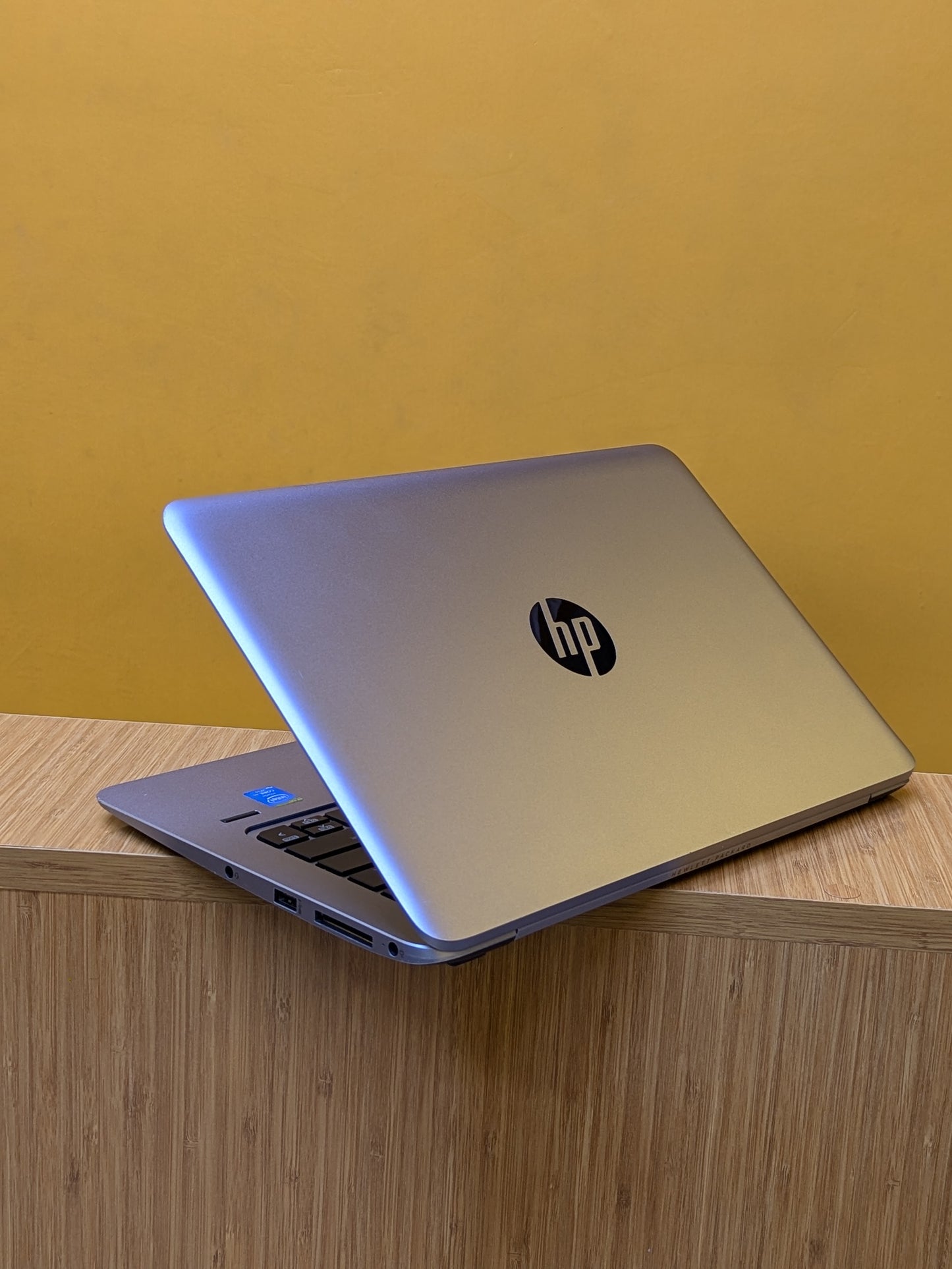 Hp Elitebook 1020 G1 Core m ram 8gb Storage SSD 256gb  Touch screen Ultra Slim laptop Size 12.6" Metalic Material Color Silver