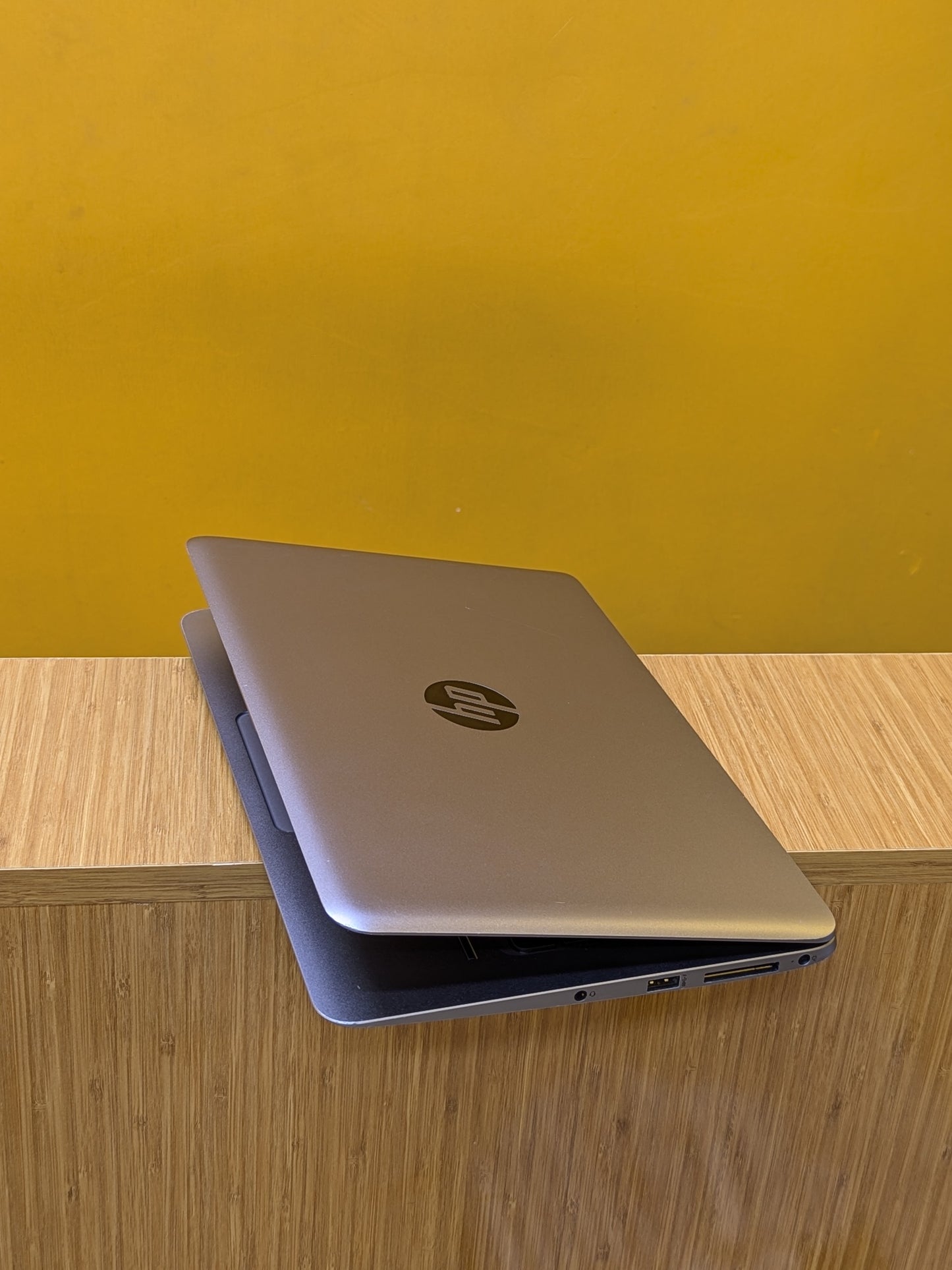 Hp Elitebook 1020 G1 Core m ram 8gb Storage SSD 256gb  Touch screen Ultra Slim laptop Size 12.6" Metalic Material Color Silver