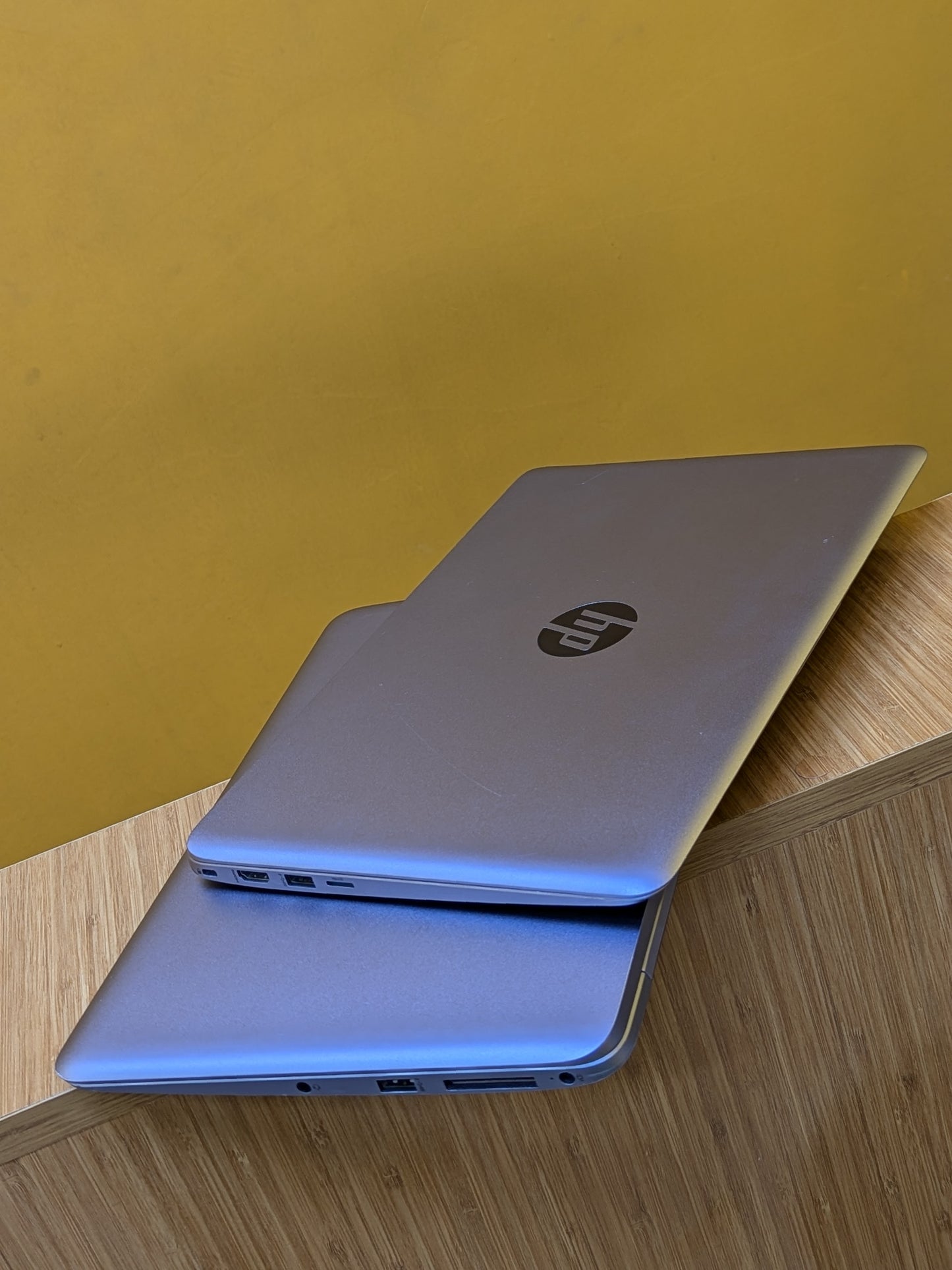 Hp Elitebook 1020 G1 Core m ram 8gb Storage SSD 256gb  Touch screen Ultra Slim laptop Size 12.6" Metalic Material Color Silver